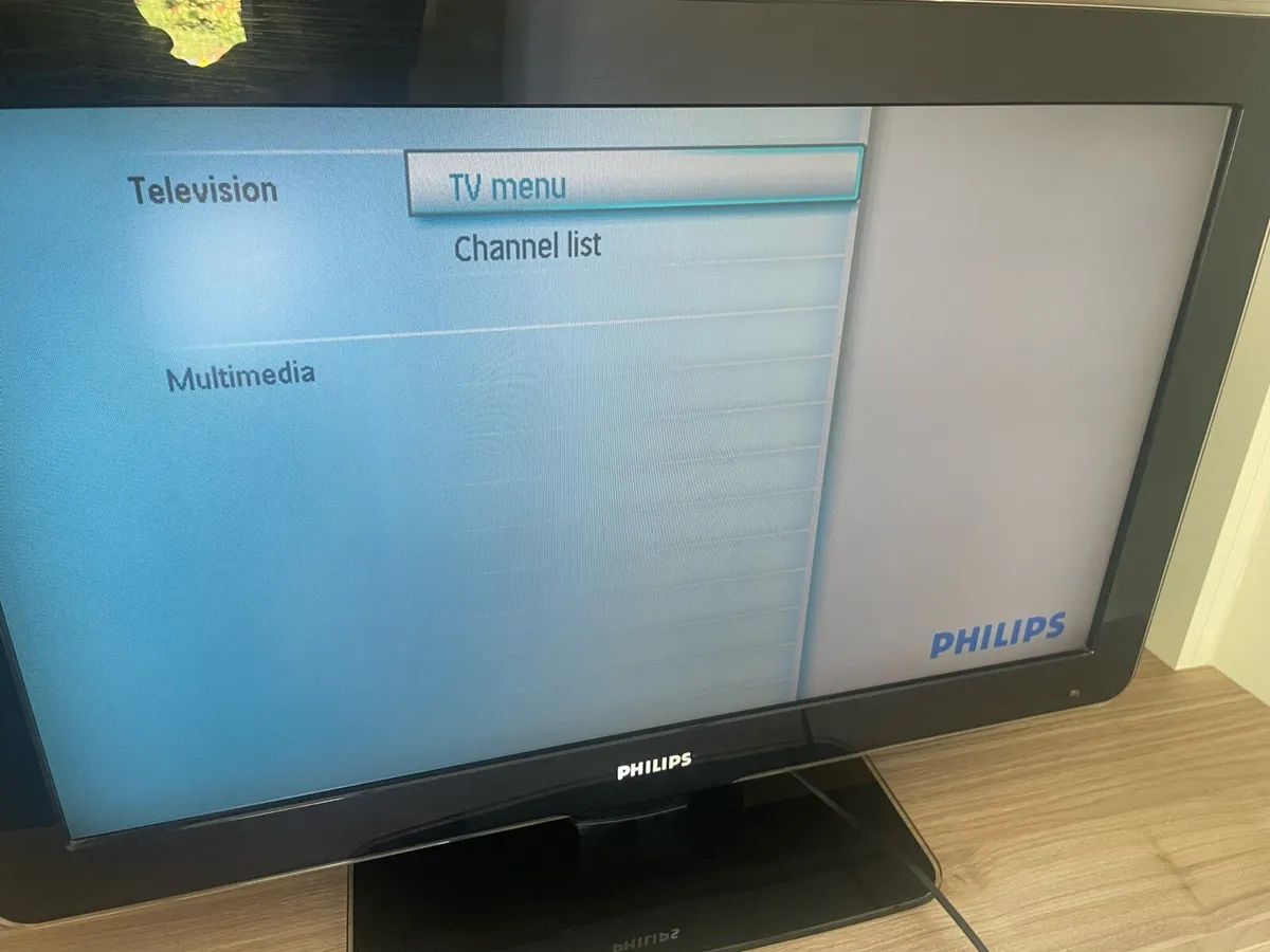 Philips 32” TV with remote control - Image 2