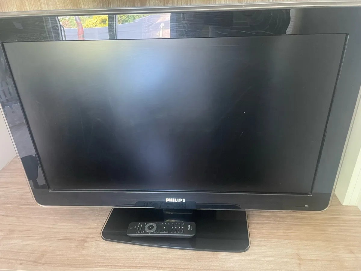 Philips 32” TV with remote control - Image 3