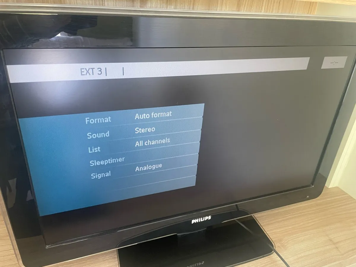 Philips 32” TV with remote control - Image 4
