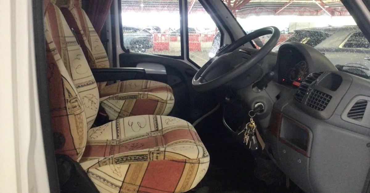 04 Compass Avantgarde 4berth only 22,000miles - Image 2