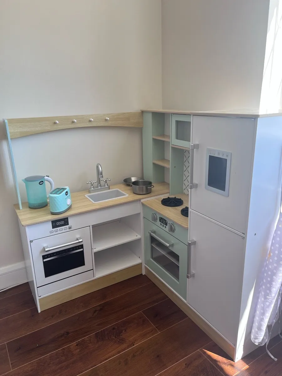 Children’s play kitchen - Image 1