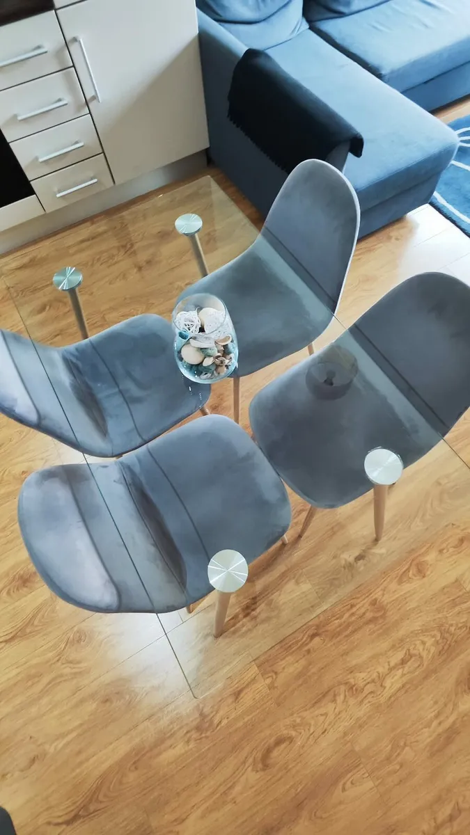 Glass table with 6 chairs - Image 1