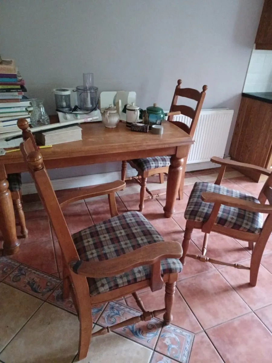 Table and chairs to clear  50  e   for lot