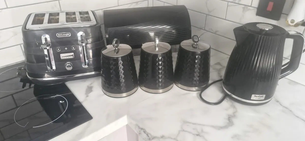 Kettle,toaster,bread bin and tea caddy set