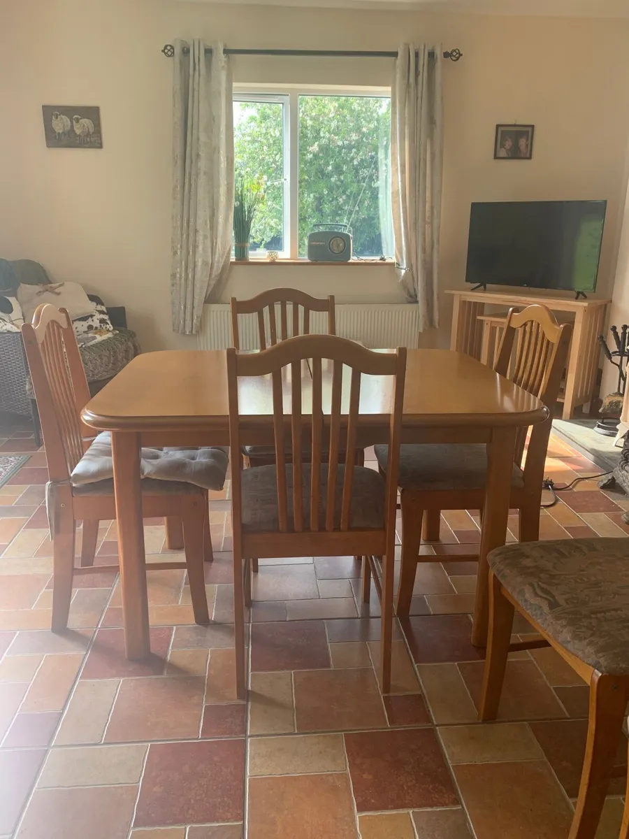 Table and 6 chairs - Image 1