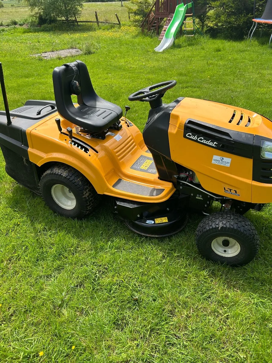 Ride on lawnmower - Image 1