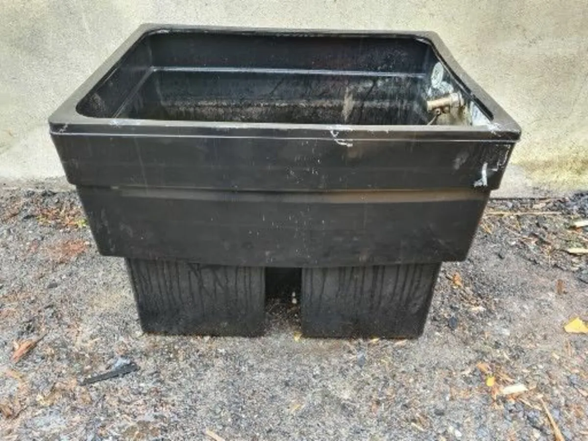 3 x water tanks with internals and connections - Image 1