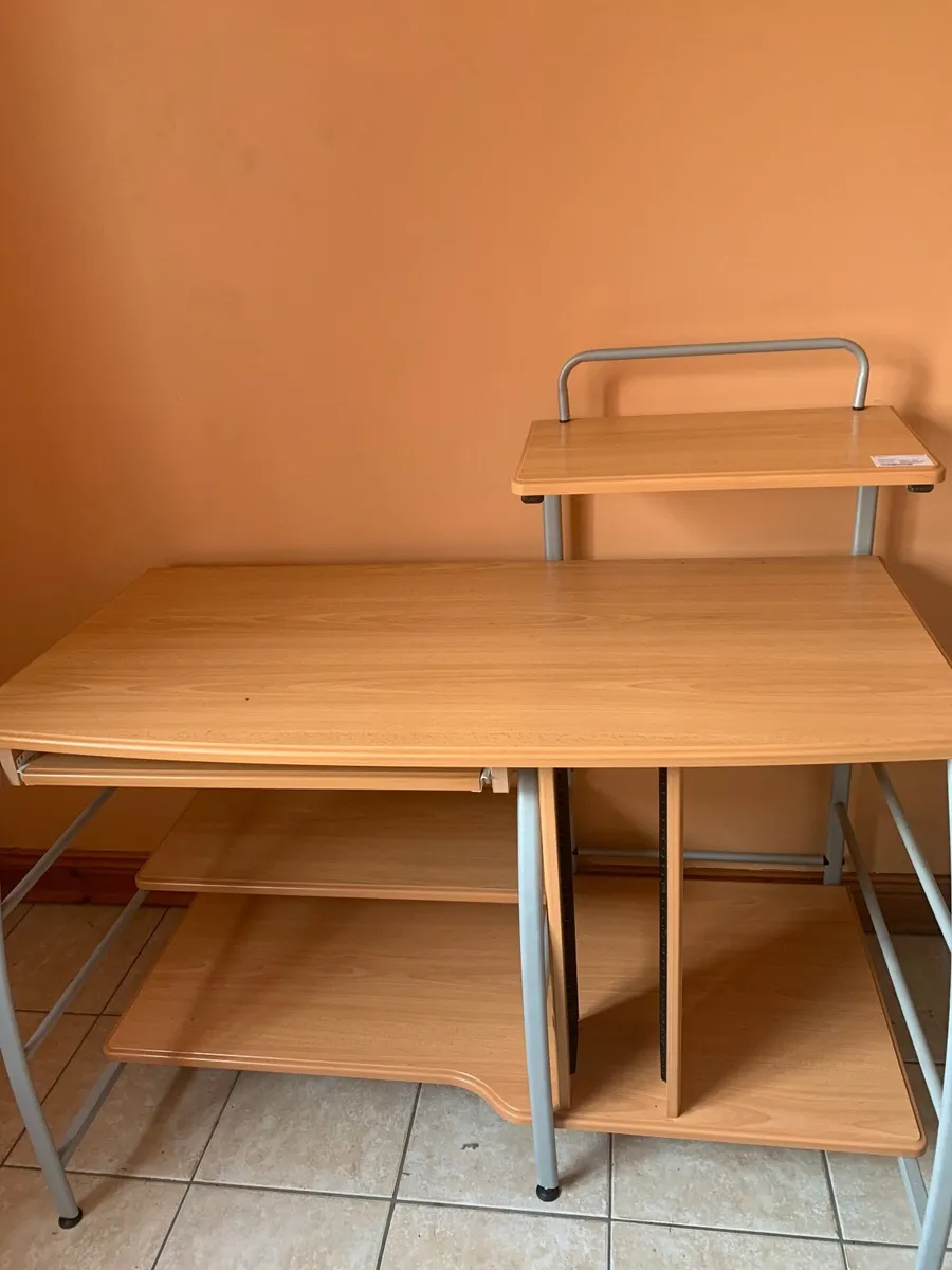 Computer desk - Image 1