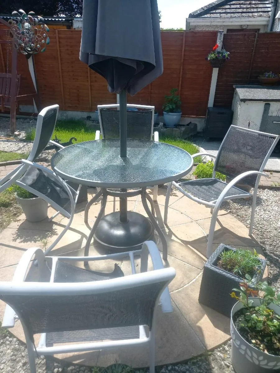 Garden table and chairs - Image 1