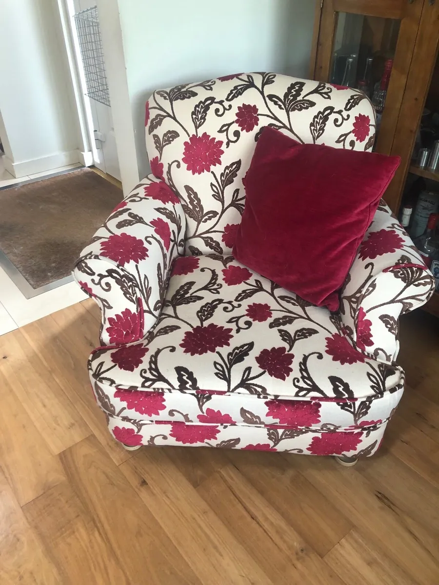 Suite of furniture - Image 1