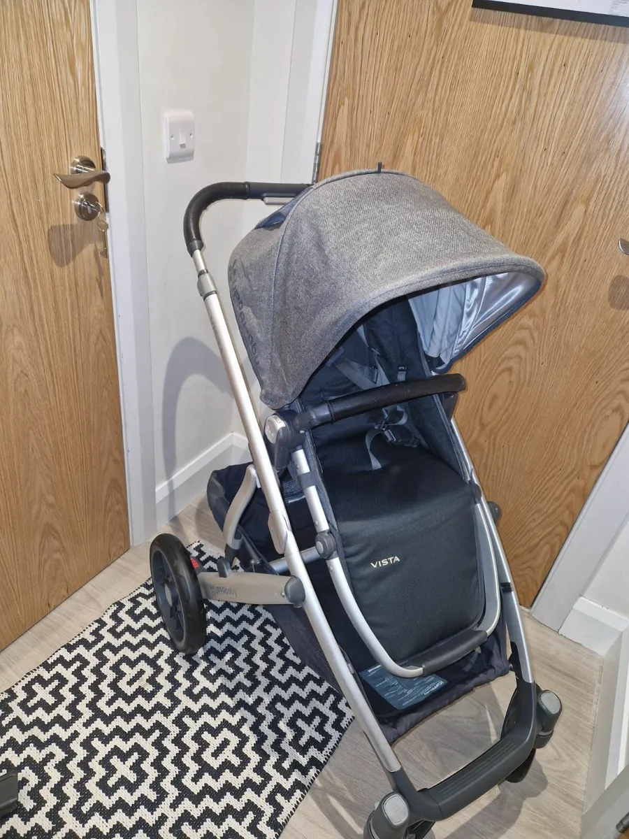 Uppababy Vista with car seat isofix - Image 4