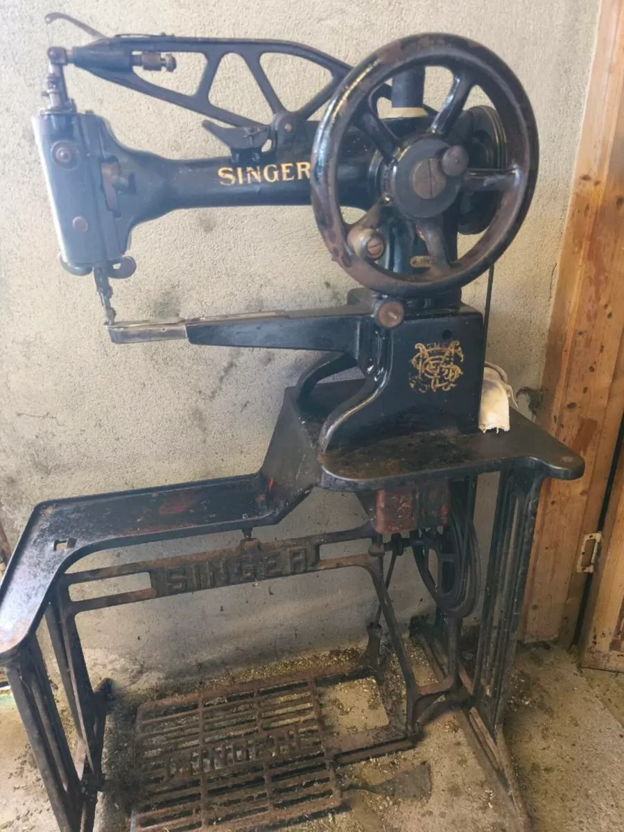 Singer sewing machine - Image 1