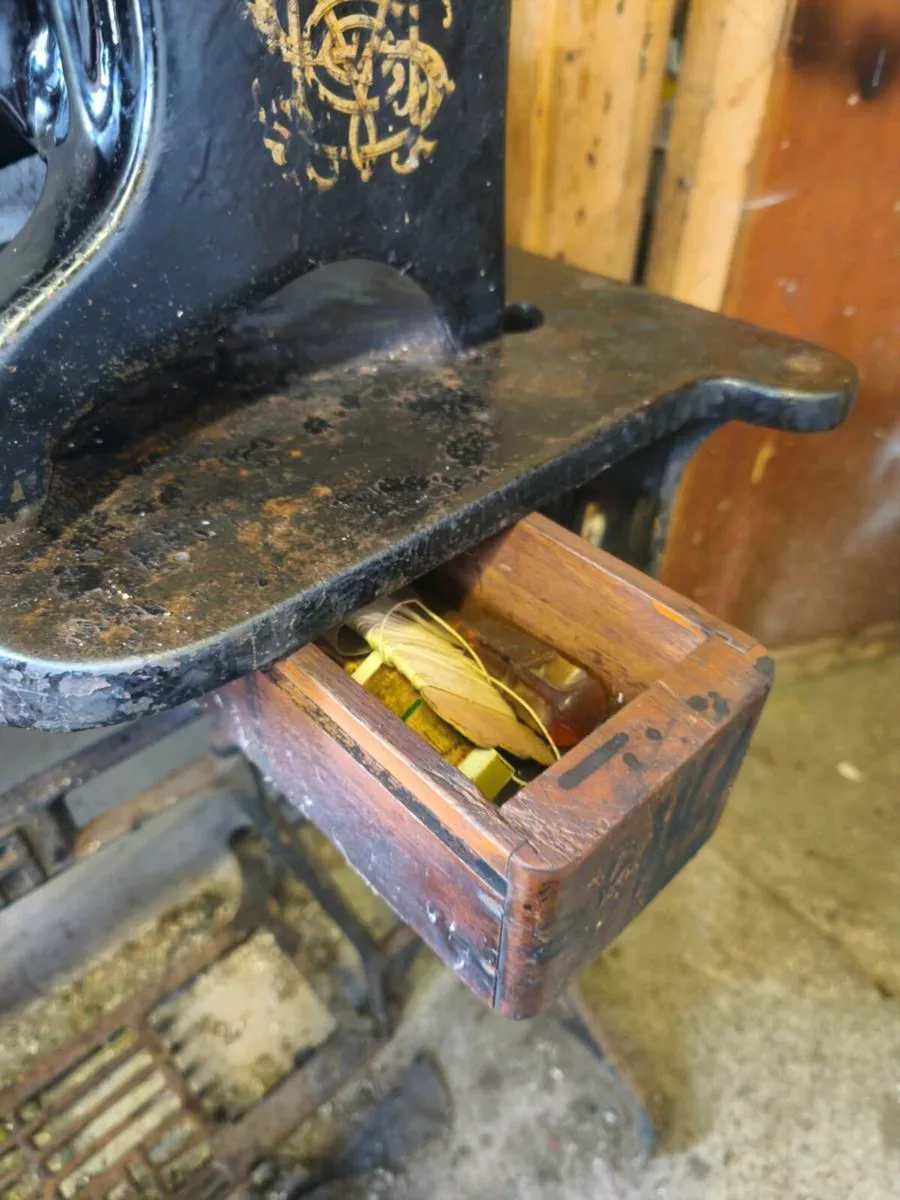 Singer sewing machine - Image 4