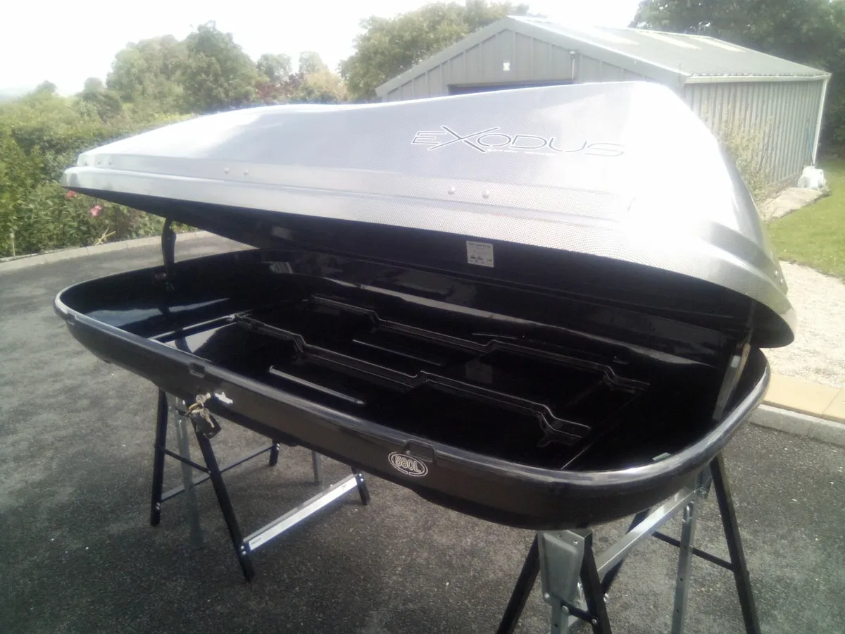 Halfords 580L car roof box - Image 1