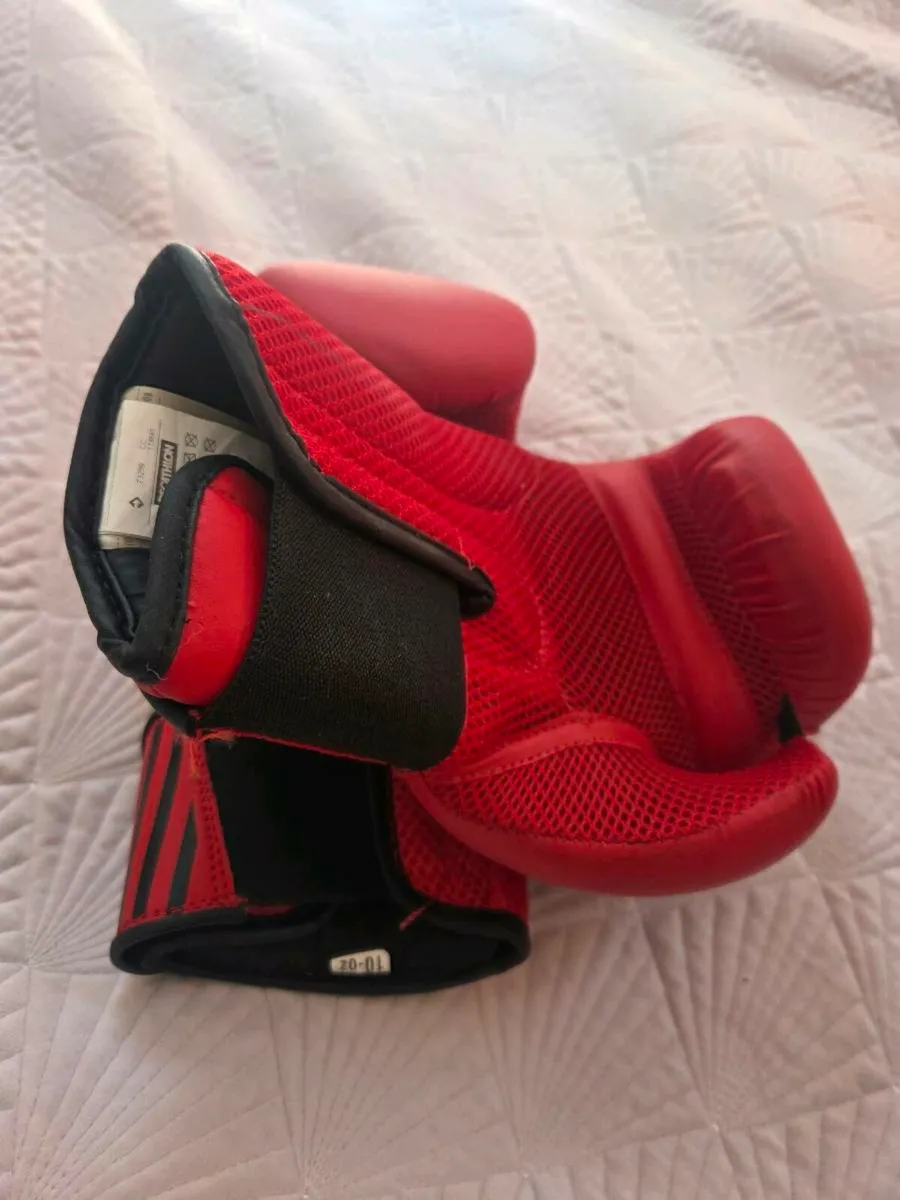 14kg Outshock punching bag with boxing gloves - Image 4