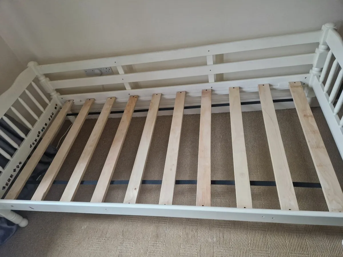Single beds - Image 2