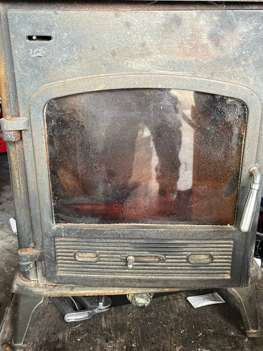 Solid fuel stove - Image 1