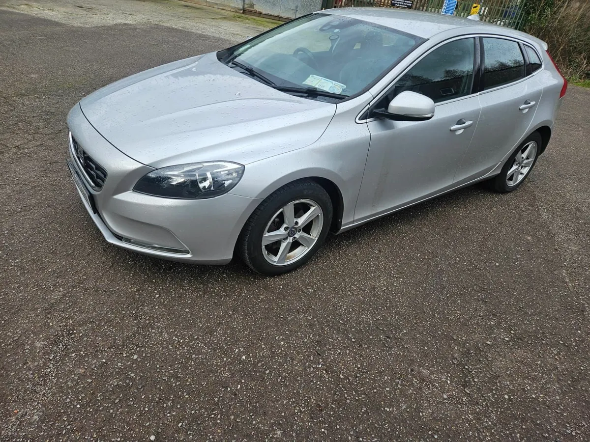 Volvo V40 2013 - Image 1