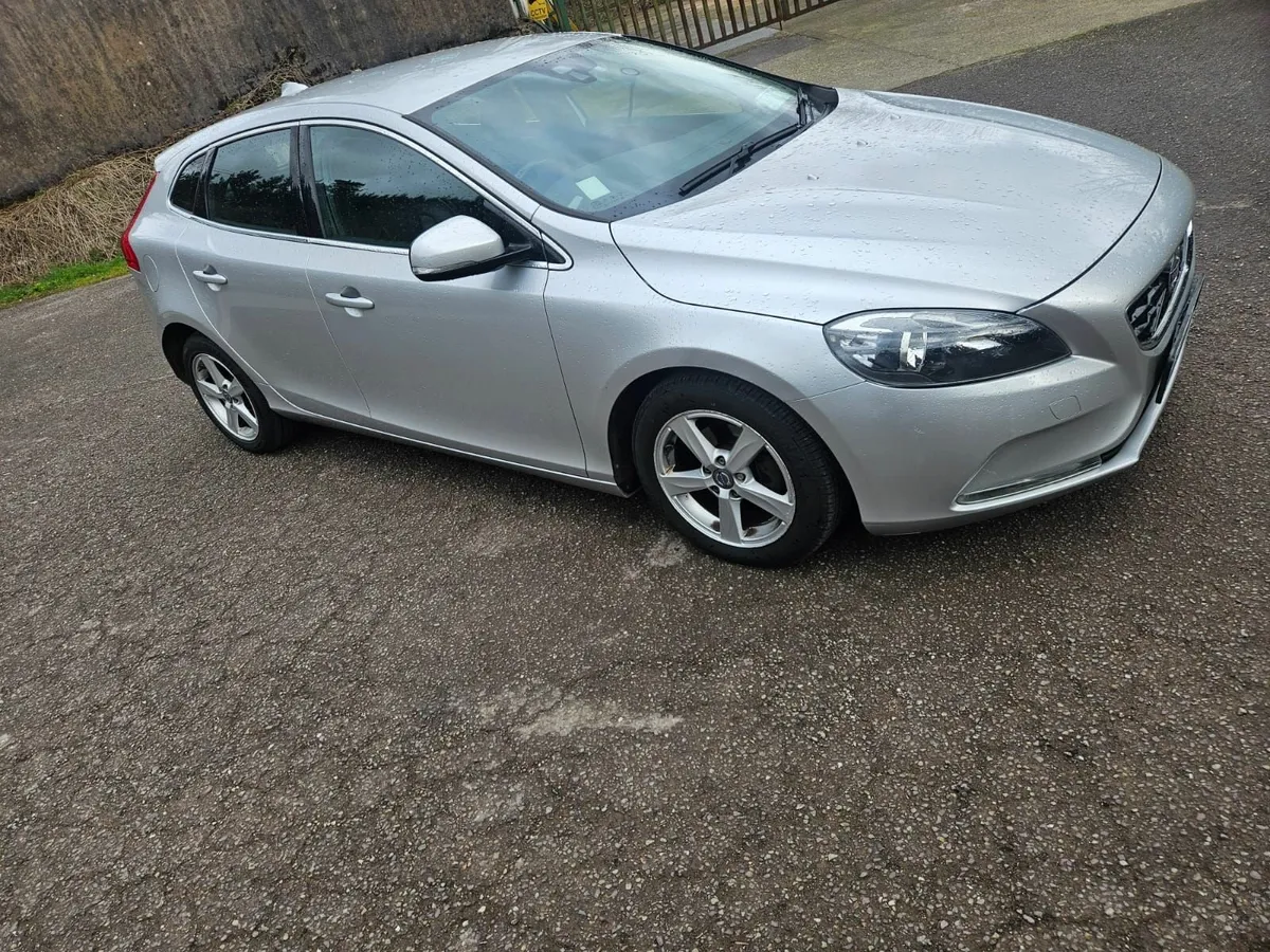 Volvo V40 2013 - Image 2