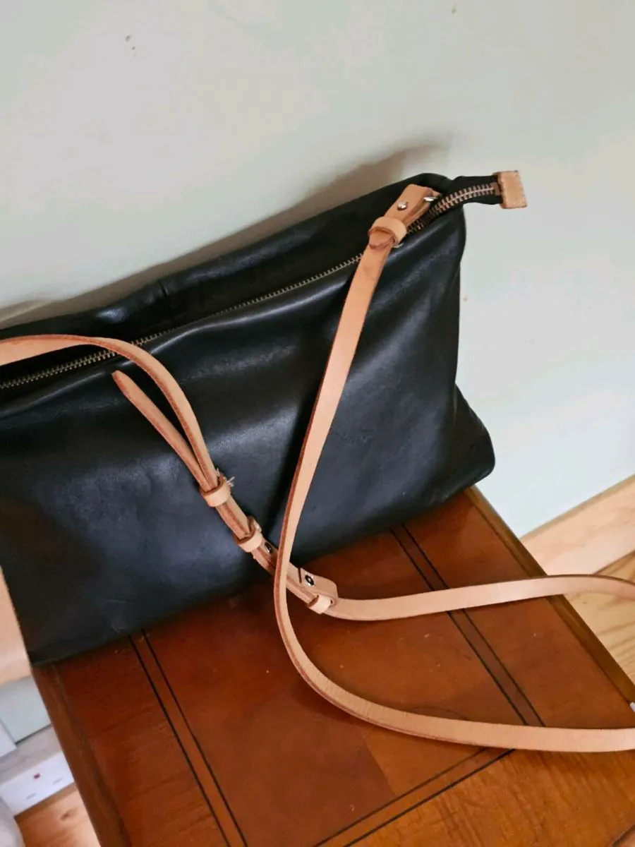 Clark's Black Leather Handbag / Genuine Clark's - Image 4