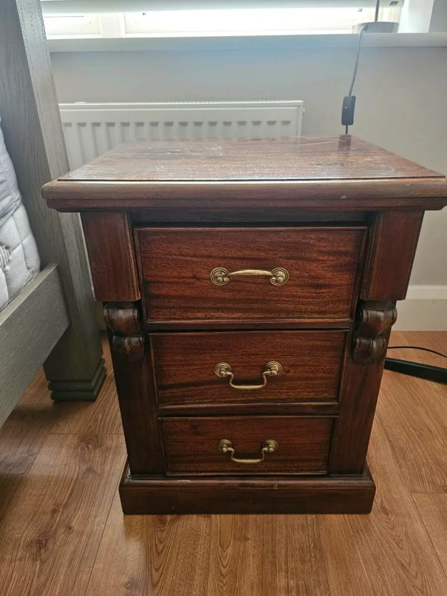 Bedside locker, excellent condition - Image 3