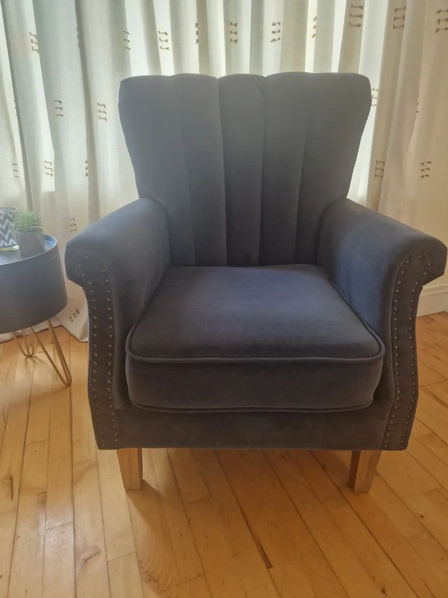 Arm chair (velvet) like new - Image 1