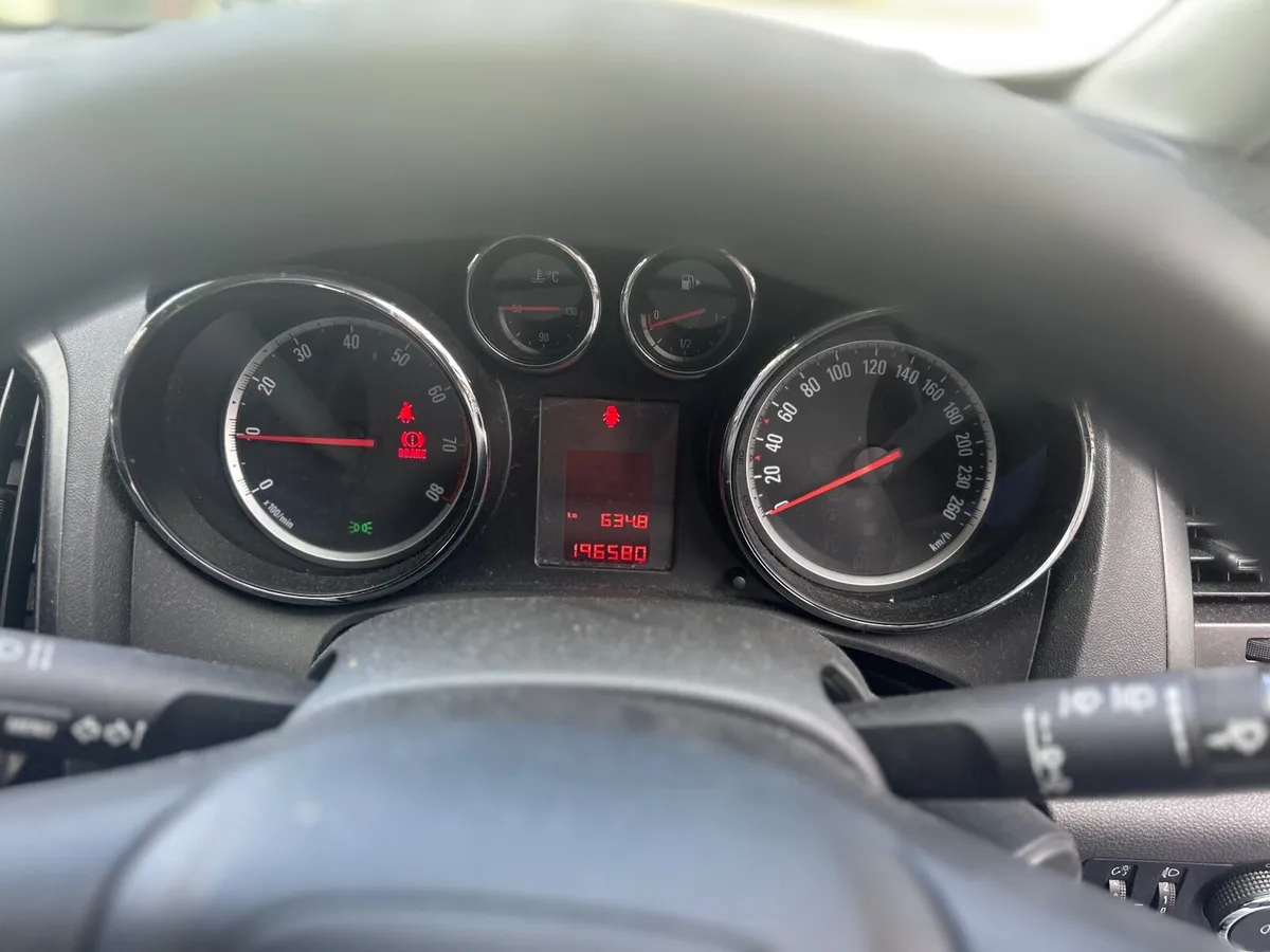 Opel Astra 2010 - Image 2