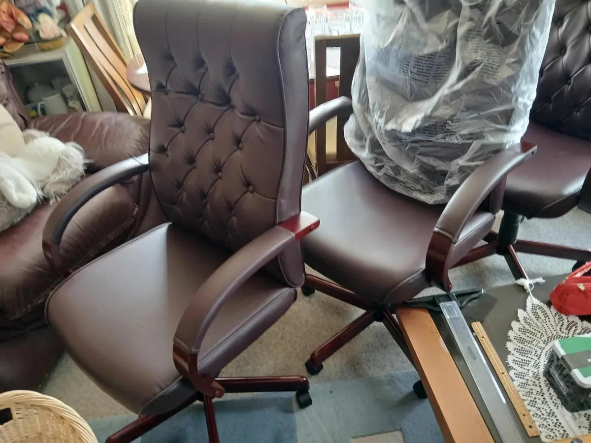 Office chair new ....chesterfeild dynamic  del - Image 2