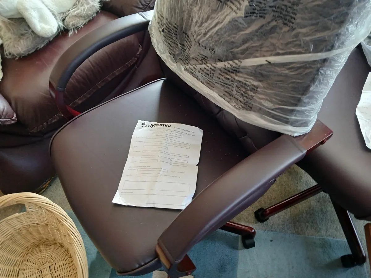 Office chair new ....chesterfeild dynamic  del - Image 4