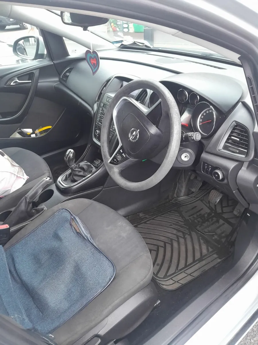 Opel Astra 2012 - Image 4