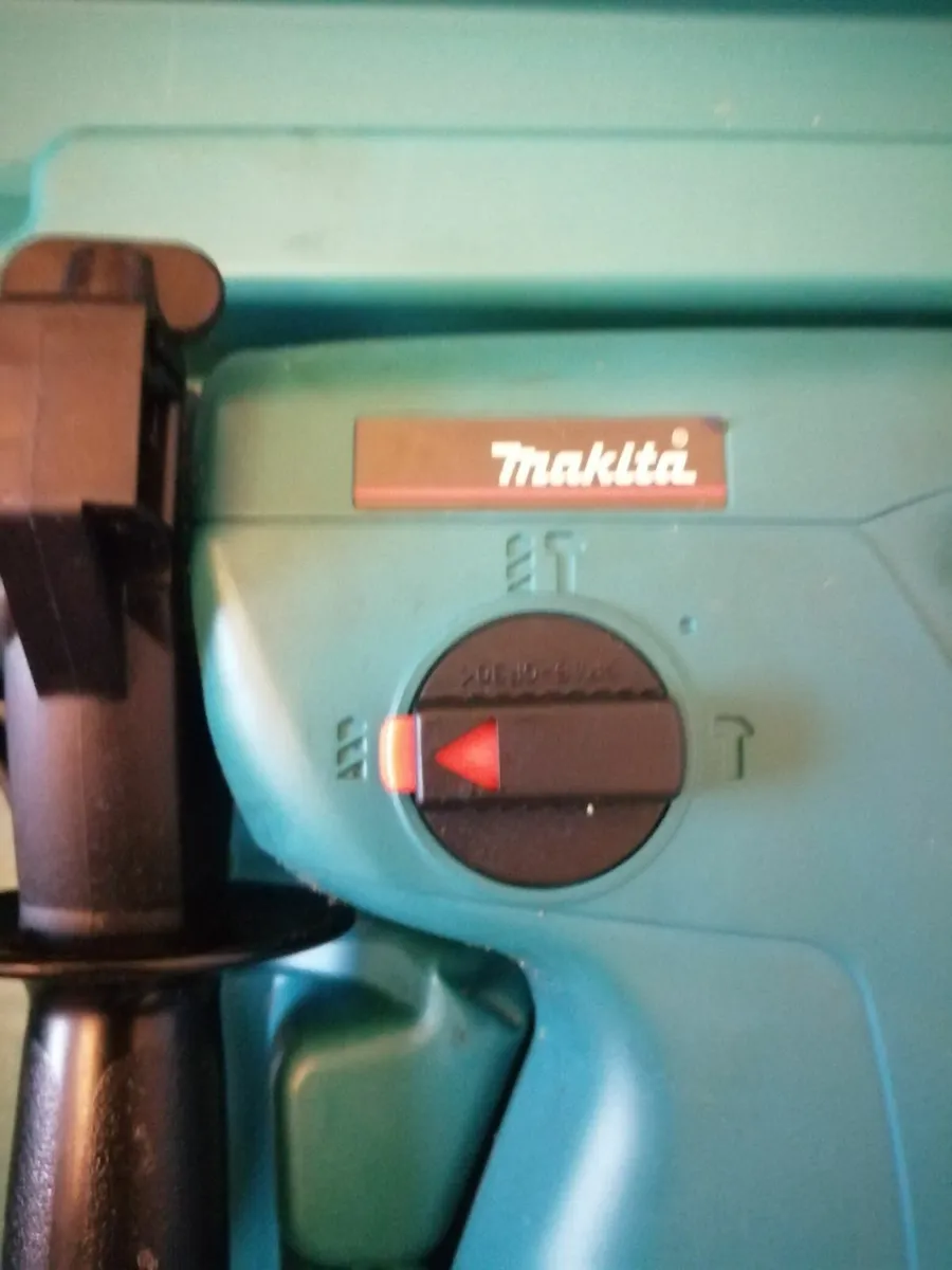 Makita 24v sds drill with 2 brand new batteries - Image 2