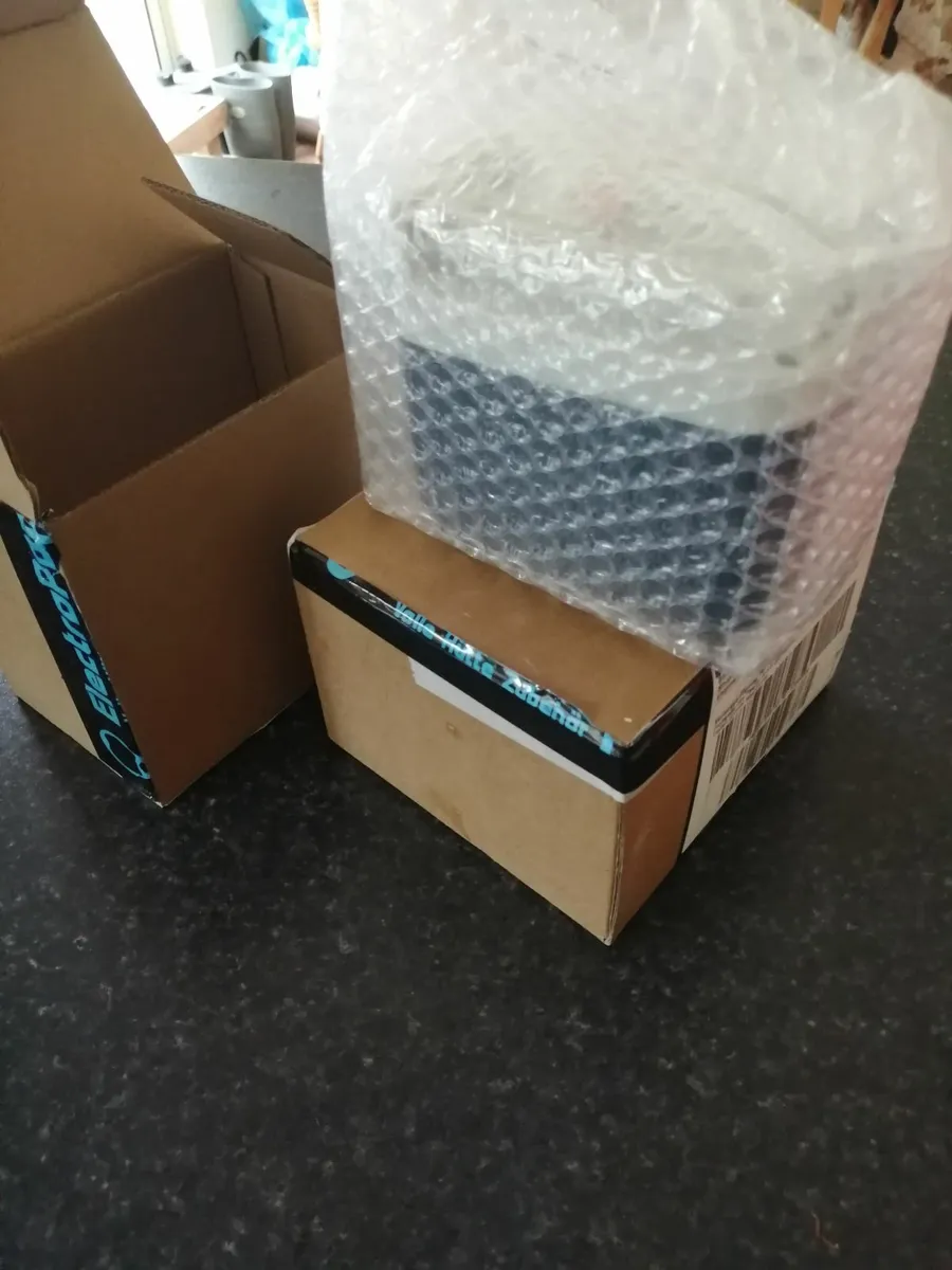 Makita 24v sds drill with 2 brand new batteries - Image 3