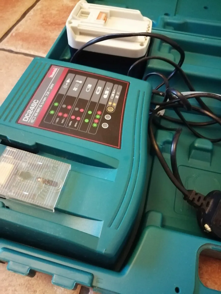 Makita 24v sds drill with 2 brand new batteries - Image 4