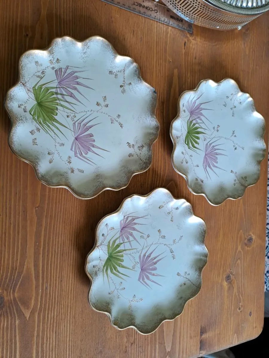 3 decorative plates lilac green and gold - Image 1