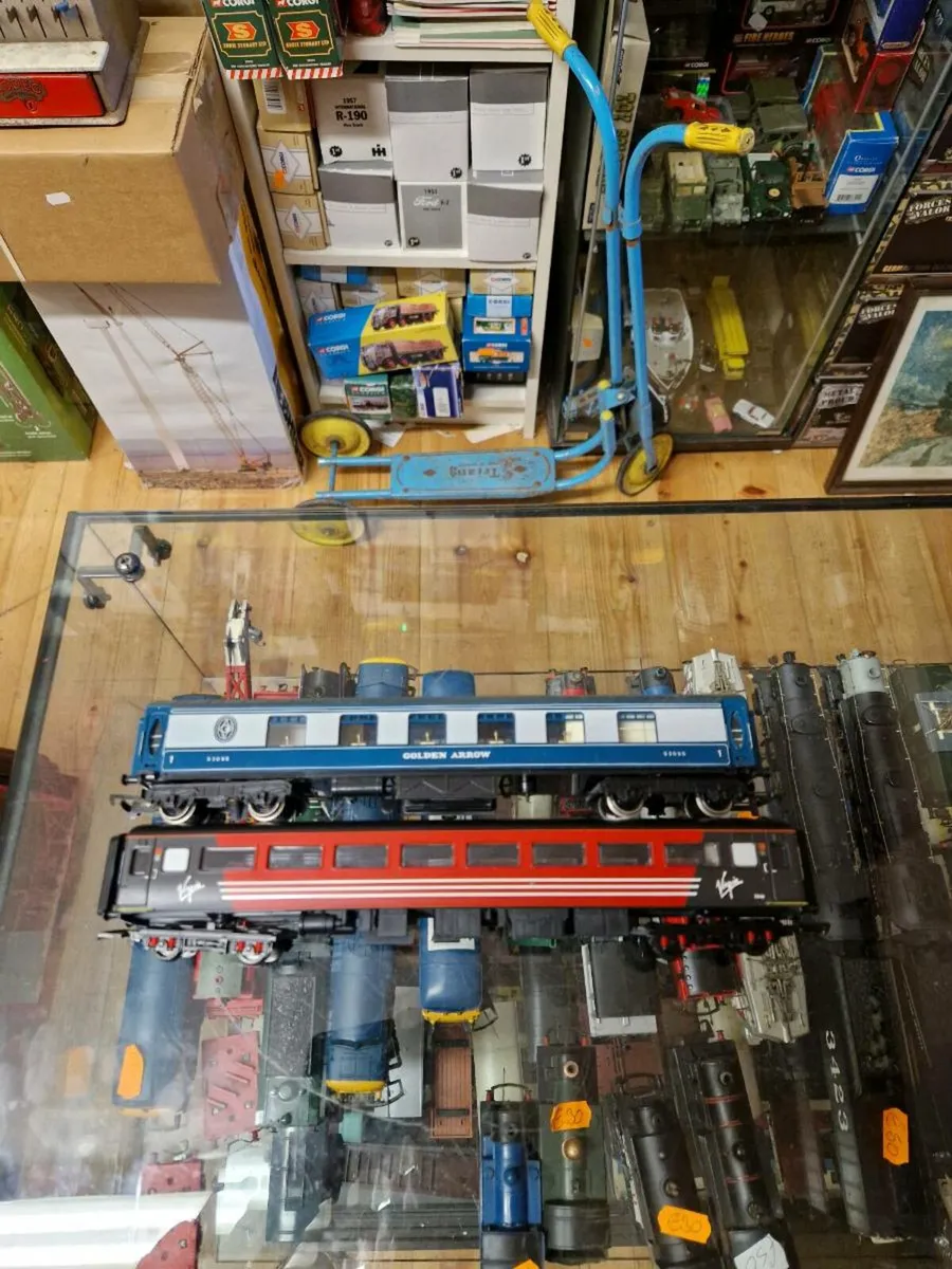 Hornby OO Gauge Carraiges - Image 1