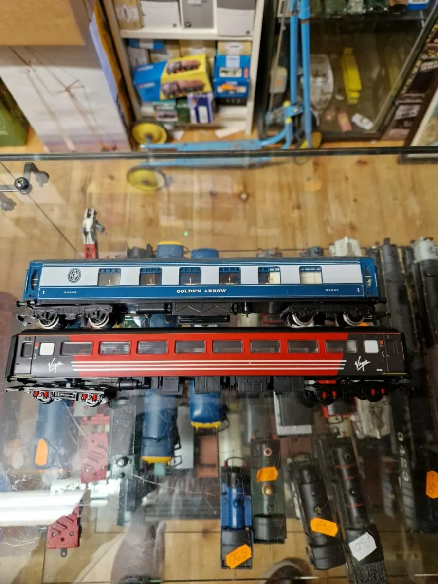Hornby OO Gauge Carraiges - Image 2