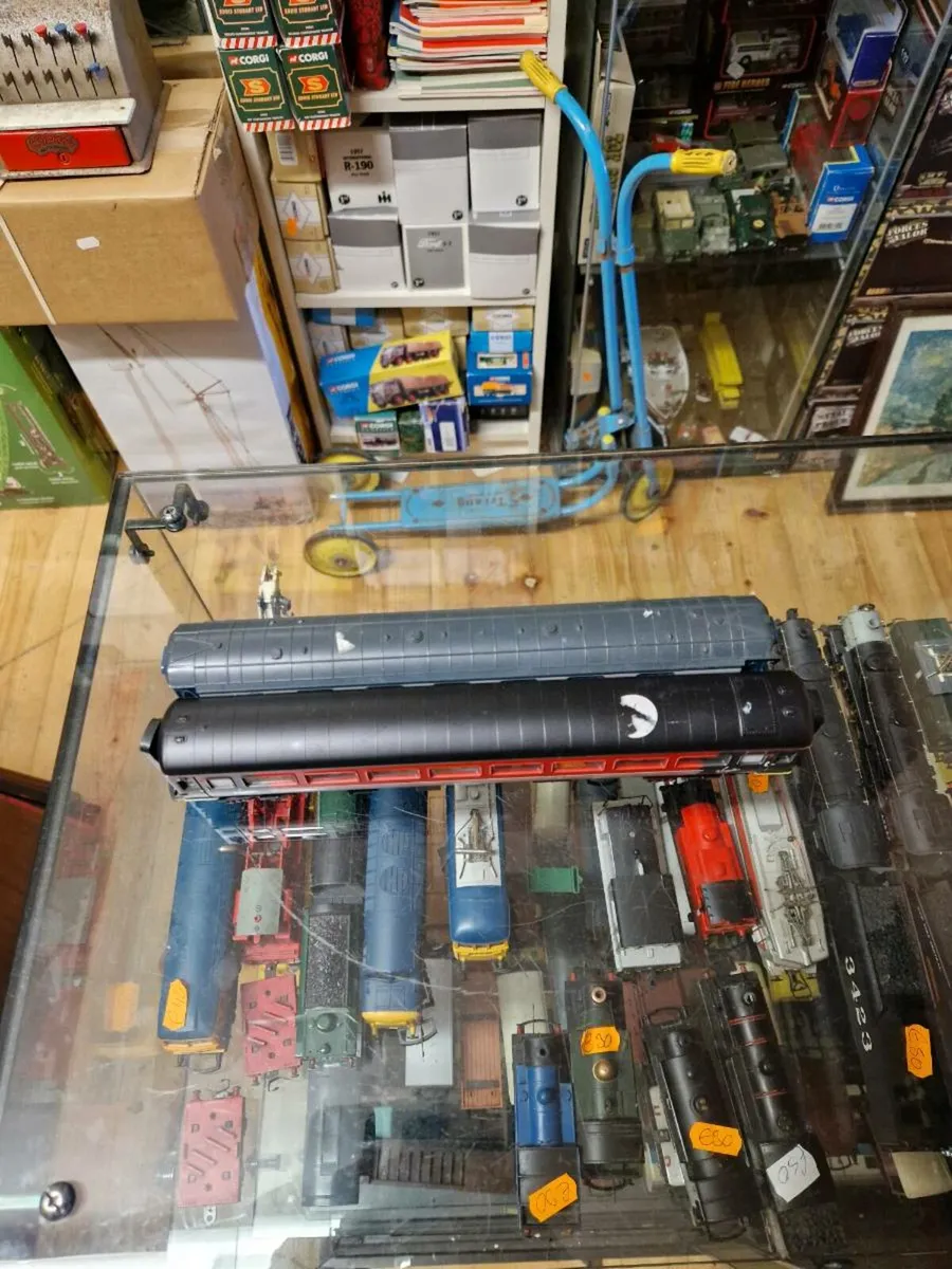Hornby OO Gauge Carraiges - Image 3