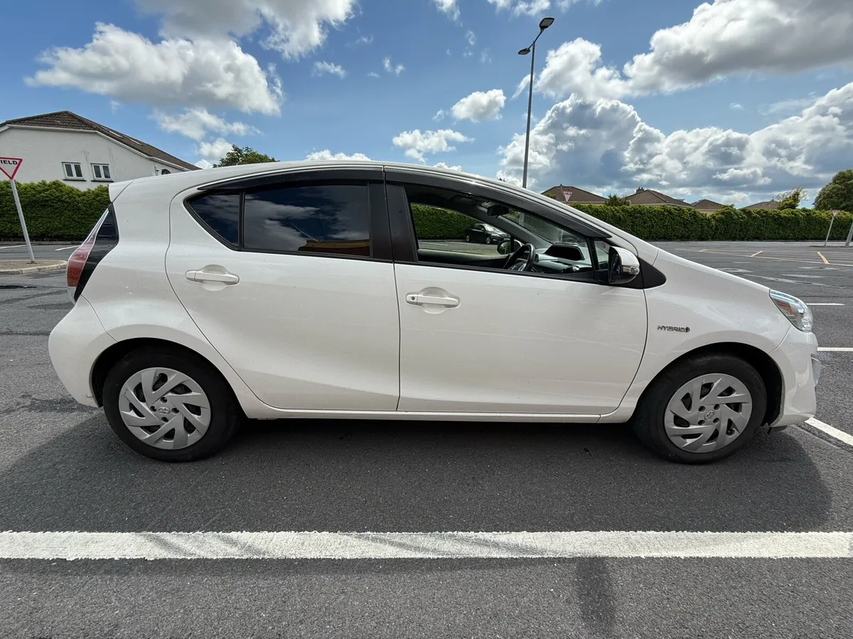 2017 TOYOTA AQUA - Image 2