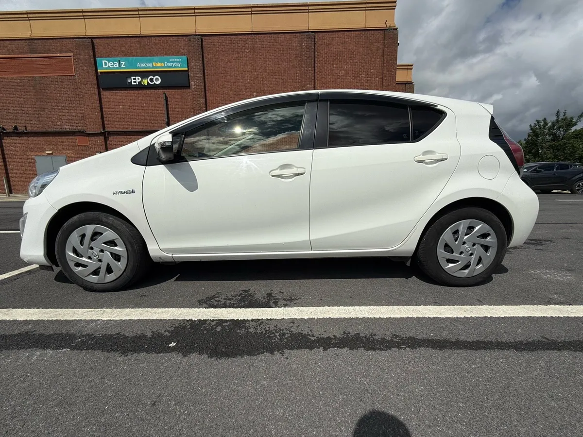 2017 TOYOTA AQUA - Image 3