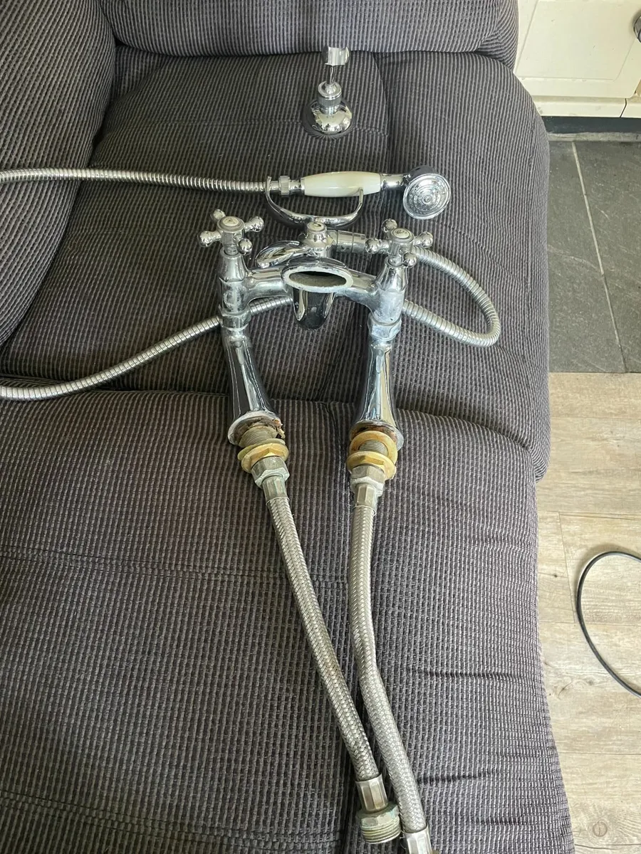 Bath mixer taps