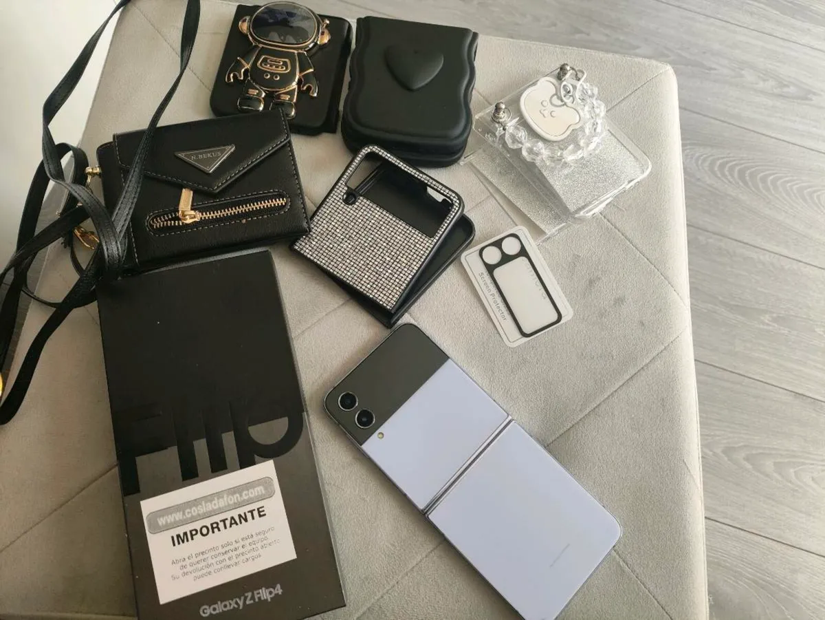 For sale samsung galaxy Z Flip 4 perfect condition - Image 1