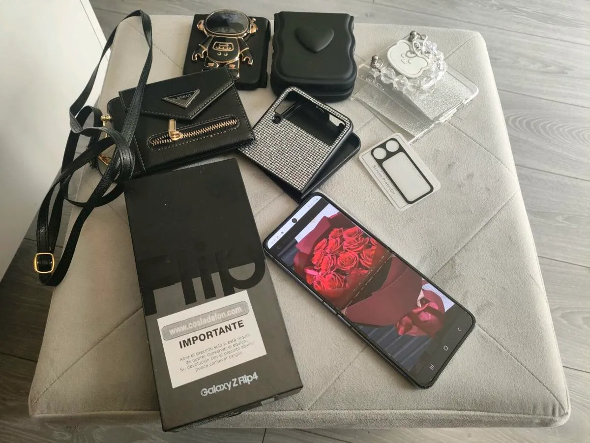 For sale samsung galaxy Z Flip 4 perfect condition - Image 2