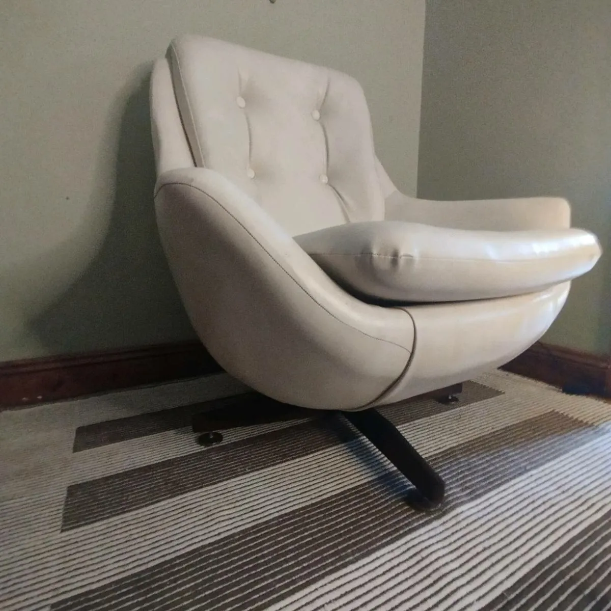 Mid Century Swivel Egg armchair - Image 1