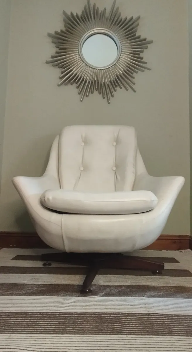 Mid Century Swivel Egg armchair - Image 2