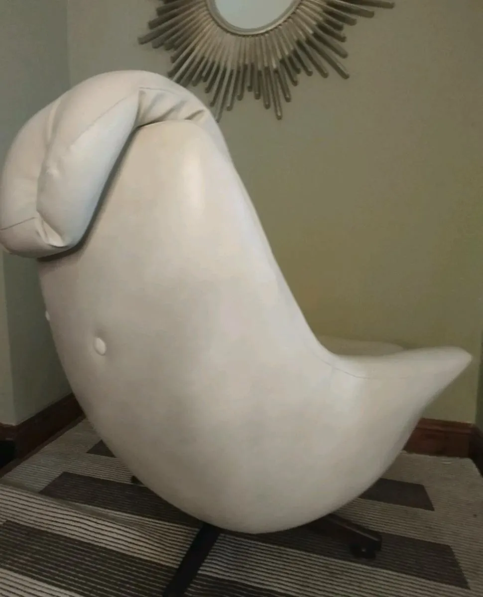 Mid Century Swivel Egg armchair - Image 3