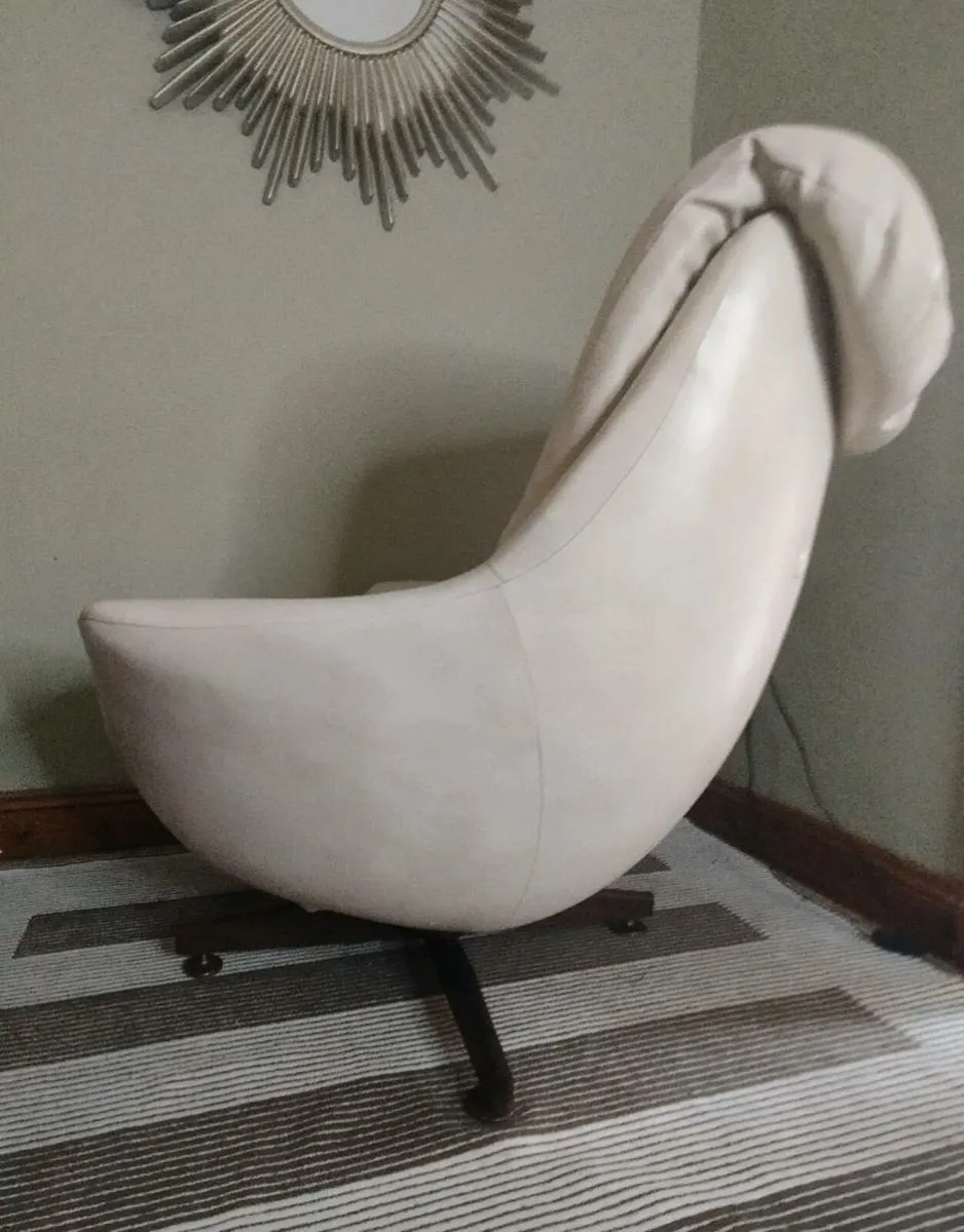 Mid Century Swivel Egg armchair - Image 4