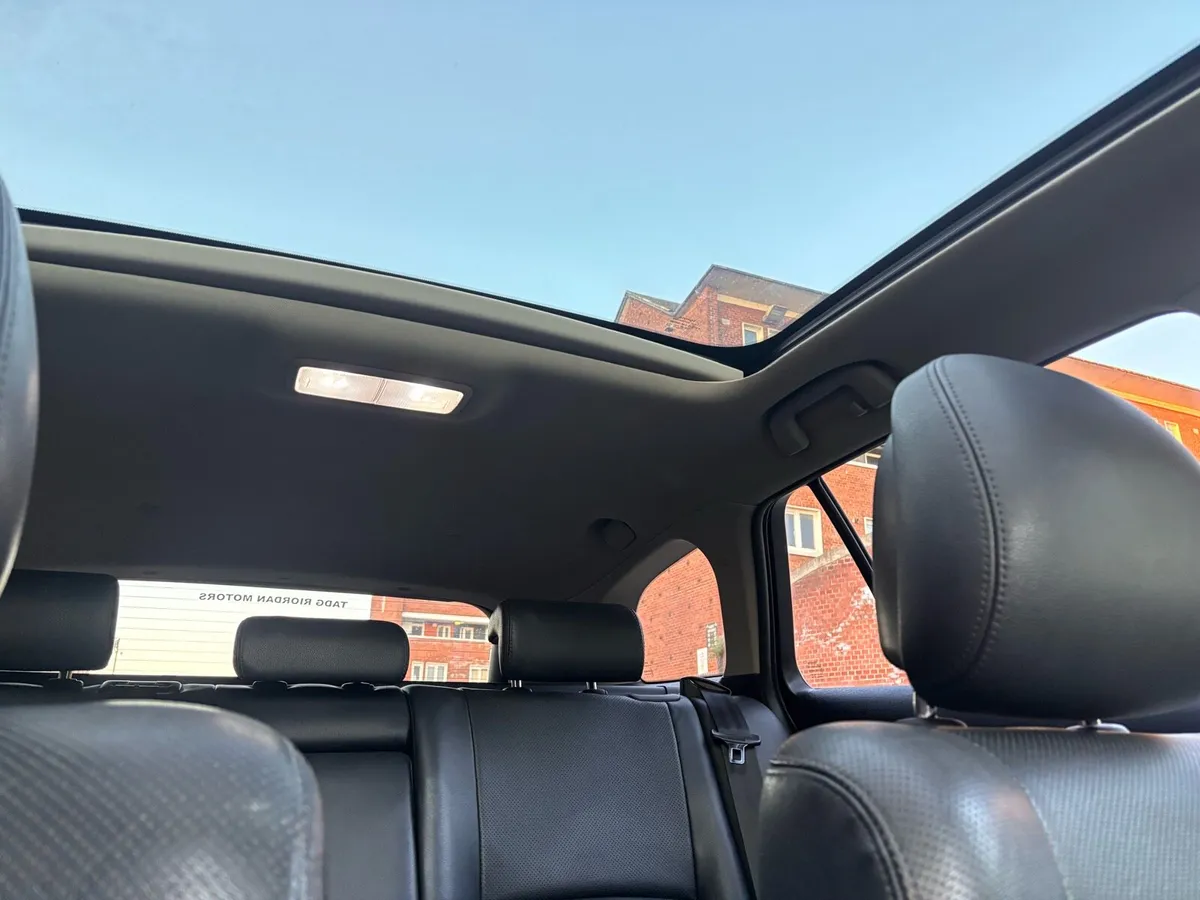Toyota Avensis - panoramic roof - Image 3