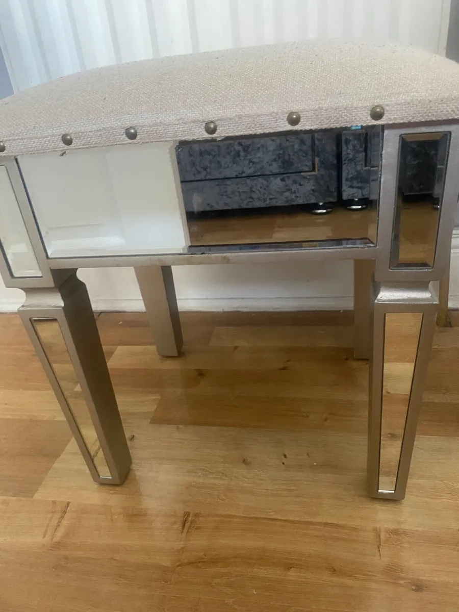 Mirrored vanity table with mirror and stool - Image 1