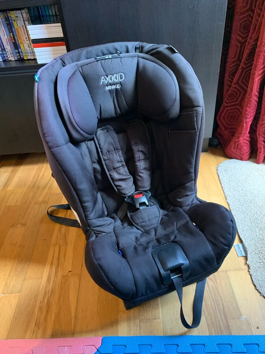 Axkid Minikid Rearfacing Car Seat + accessories - Image 1