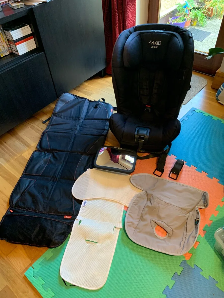 Axkid Minikid Rearfacing Car Seat + accessories - Image 4